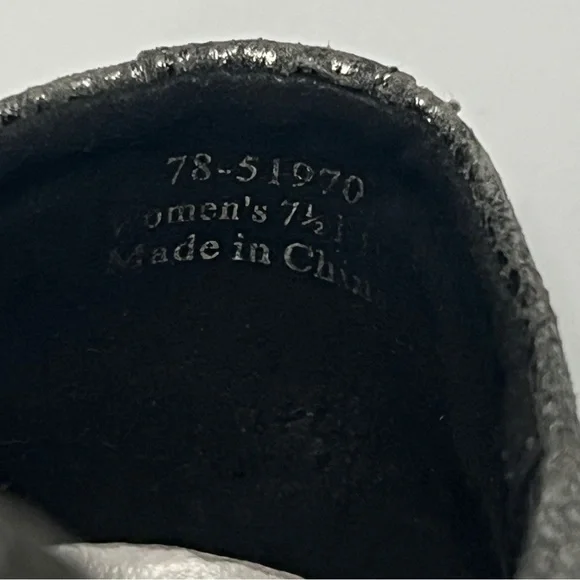 JOHNSTON & MURPHY Women’s Size 7 1/2 Silver Metallic Ankle Bootie - Picture 9 of 9